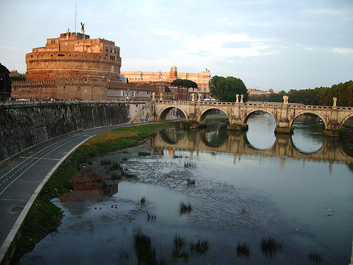 Castel_D'Angelo_from_across_the_Tiber.jpg